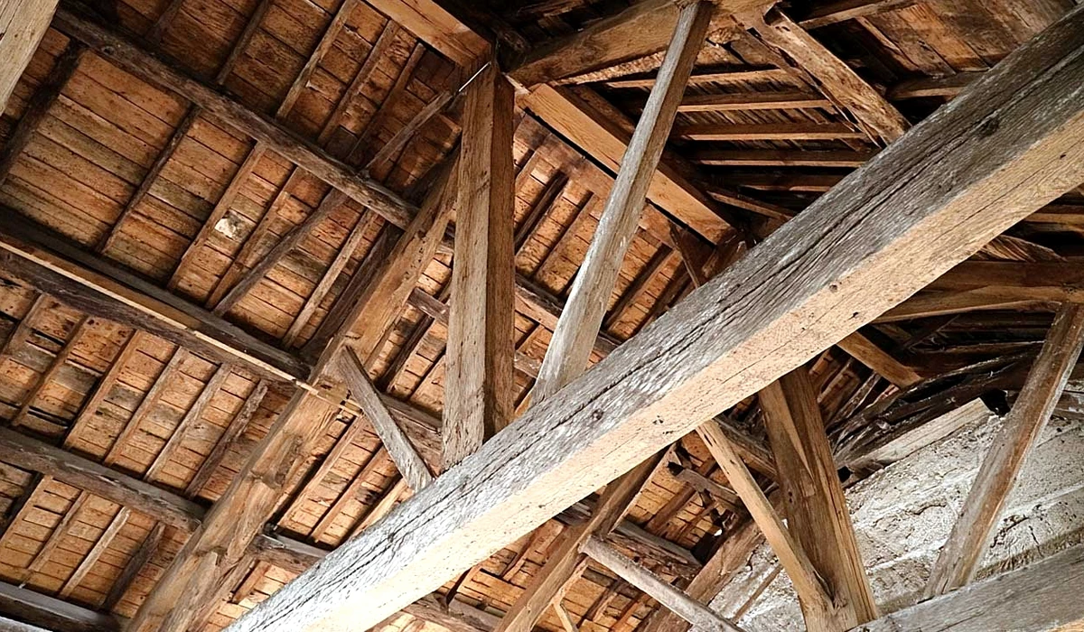 Pièces et assemblages visibles d’une charpente en bois