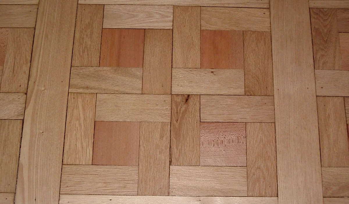 Parquet composé de lames disposées en motif géométrique