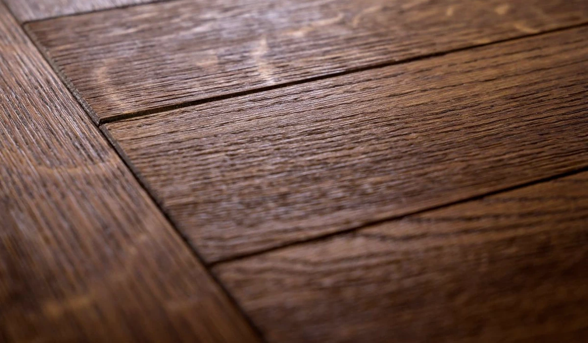 Parquet présentant des variations entre les lames et leurs bordures