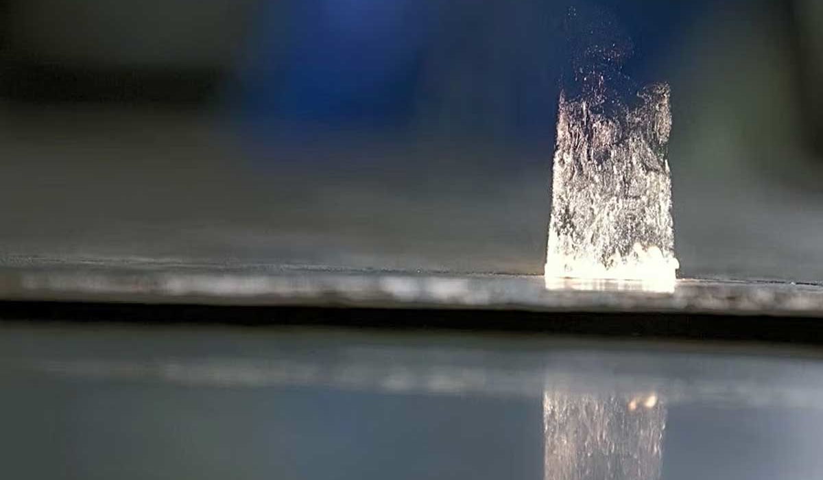 Essai local de décapage laser sur une surface métallique sombre