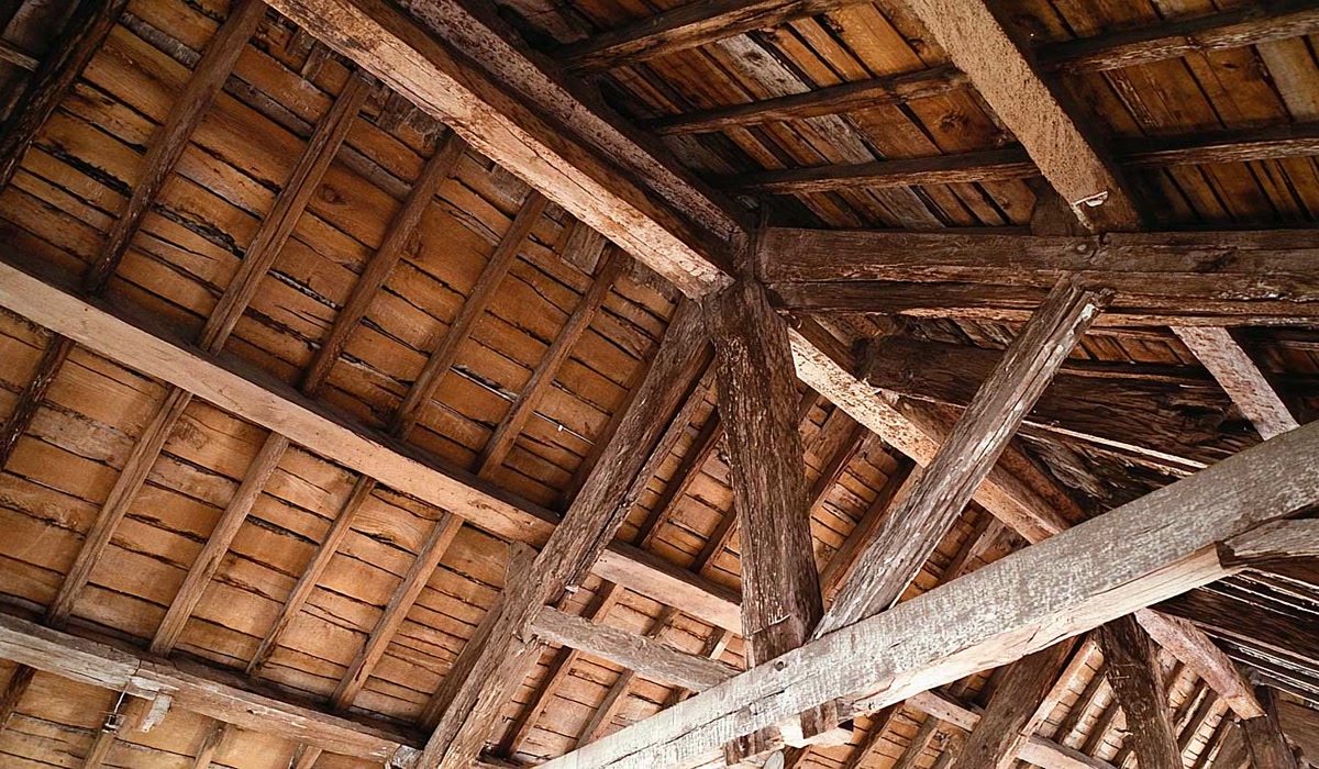 Ensemble de pièces croisées dans une charpente ancienne